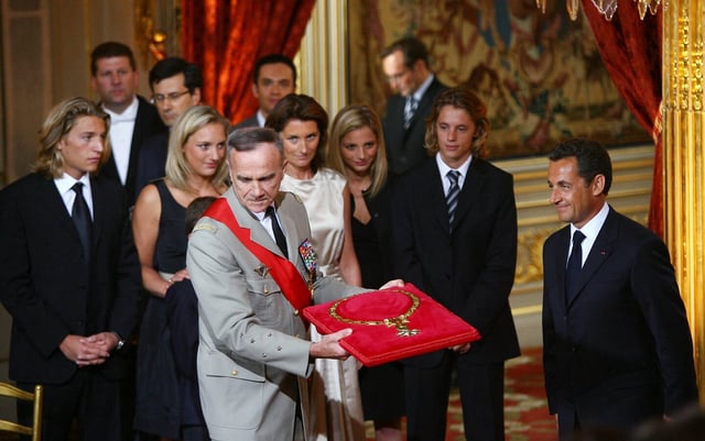 Nicolas Sarkozy a été fait «grand maître» de l'ordre de la Légion d'honneur, à l'Elysée, le 16 mai 2007.
