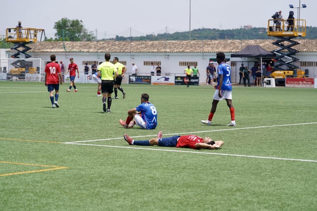 Un jugador del Porreres, tendido en el suelo tras el partido.