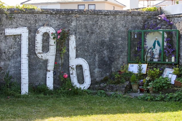 Des recherches ont révélé qu'entre 1925 et 1961, 796 enfants sont morts et auraient été enterrés dans le foyer religieux St Mary des soeurs du Bon Secours. Plus de dix ans après la découverte de ces vestiges, les équipes de fouilles fermeront le site le 16 juin, avant de commencer les travaux le mois suivant pour rechercher des restes.