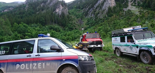 Einsatzfahrzeuge von Polizei, Feuerwehr und Bergrettung stehen bereit (Archivbild)