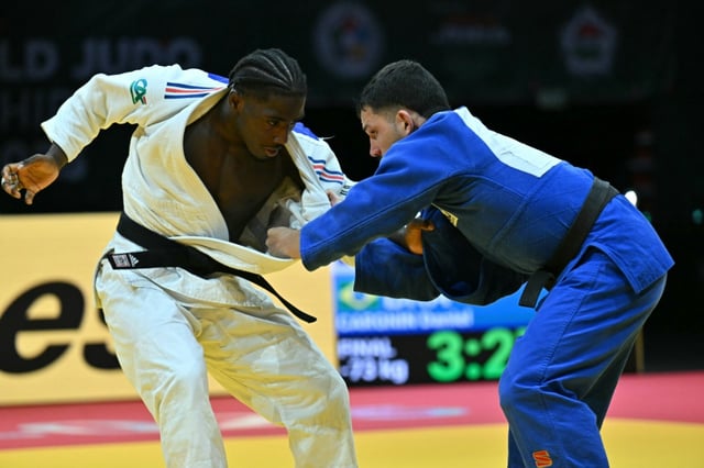 Le Français Joan Benjamin Gaba (G) champion du monde des -73 kg après sa victoire en finale contre le Brésilien Daniel Cargnon, le 15 juin 2025 à Budapest
