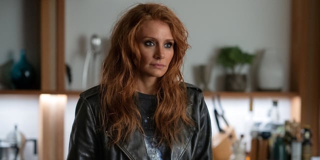 Bryce Dallas Howard as Kat with her hair teased out and wide eyes in Deep Cover