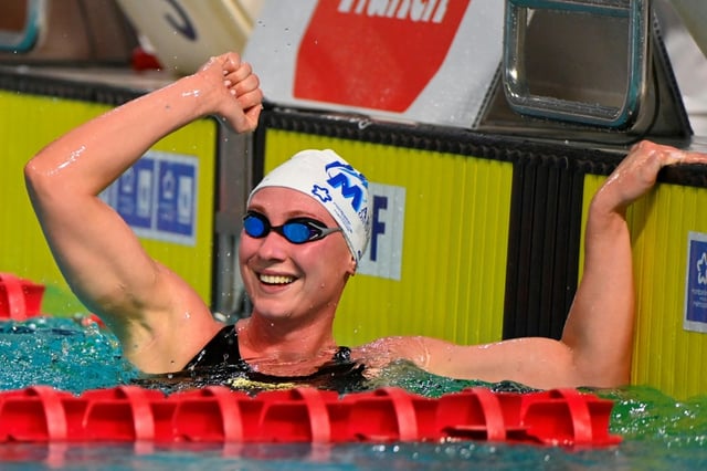 Anastasiia Kirpichnikova célèbre sa victoire sur 1500 m nage libre aux championnats de France de natation, le 15 juin 2025 à Montpellier