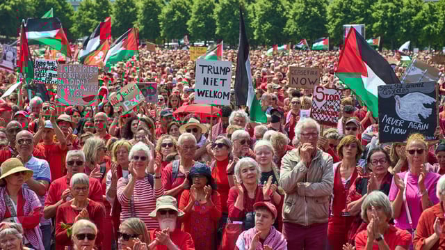 Rot gekleidete Demonstranten versammeln sich in Den Haag, Niederlande, während einer Demonstration gegen den Krieg im Gazastreifen.