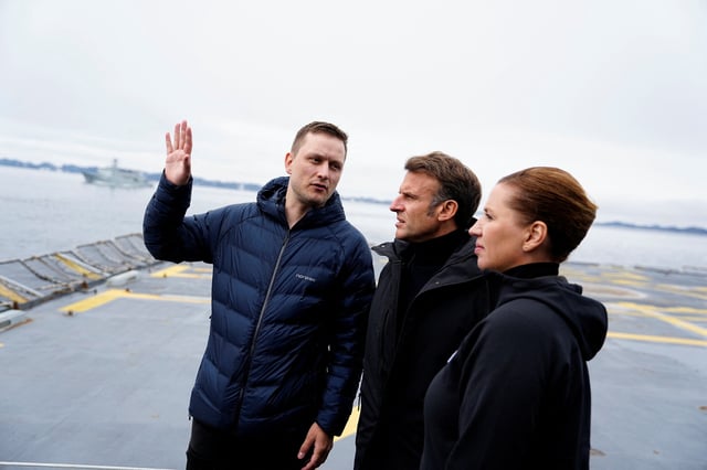 Emmanuel Macron, la Première ministre danoise Mette Frederiksen et le premier ministre du Groenland Jens-Frederik Nielsen, ce dimanche.