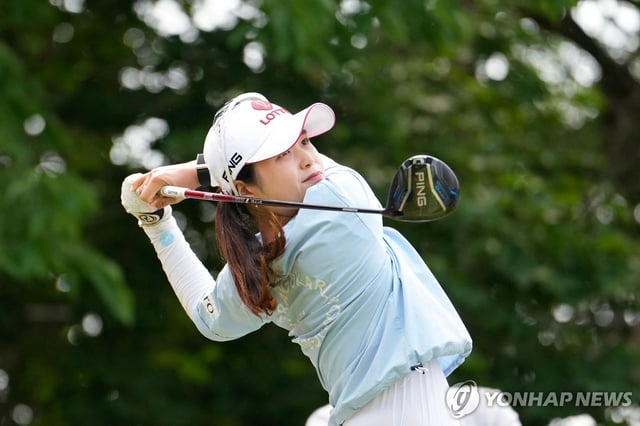 Choi Hye-jin of South Korea tees off on the fourth hole during the final round of the Meijer LPGA Classic for Simply Give at Blythefield Country Club in Belmont, Michigan, on June 15, 2025, in this Getty Images photo. (Yonhap)