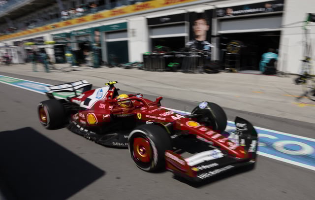 Formula One F1 - Canadian Grand Prix - Circuit Gilles Villeneuve, Montreal, Quebec, Canada - June 15, 2025 Ferrari's Lewis Hamilton makes a pit stop during the race Pool via REUTERS/Shawn Thew