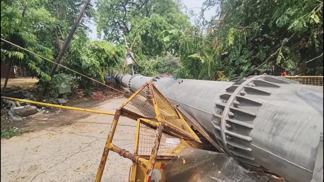 A senior police official said they received a PCR call, informing them that a tower had fallen near MCD Park in B-2 of Safdarjung Enclave. (Vipin Kumar/HT Photo)