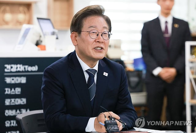 President Lee Jae-myung holds talks with residents living in Paju, just south of the Demilitarized Zone, on June 13, 2025. (Pool photo) (Yonhap)
