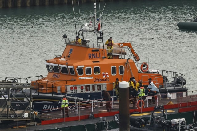 Des migrants secourus par les sauveteurs britanniques alors qu'ils tentaient de traverser la Manche, à Douvres, dans le sud-est de l'Angleterre, le 14 décembre 2022