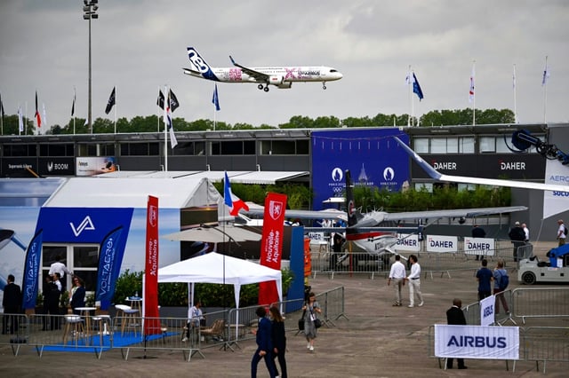 In Le Bourget bei Paris startet am Montag die weltgrößte Luft- und Raumfahrtmesse, die Paris Air Show. Angemeldet haben sich für die einwöchige Ausstellung rund 2400 Unternehmen aus fast 50 Ländern.