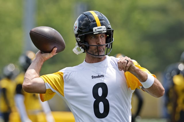 Aaron Rodgers #8 of the Pittsburgh Steelers in action during Minicamp at UPMC Rooney Sports Complex on June 10, 2025 in Pittsburgh, Pennsylvania.