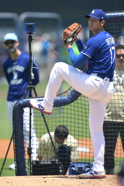 Shohei Ohtani throws live batting practice on May 31.