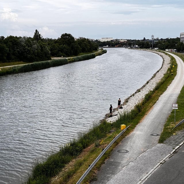 Tragische Entdeckung in Nürnberg: Vermisster Junge leblos im Main-Donau-Kanal gefunden