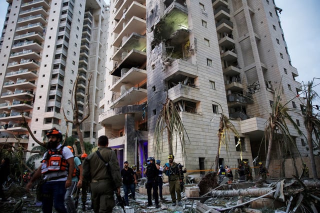 Rescue and security personnel work at an impact site following missile attack from Iran on Israel, central Israel June 16, 2025.  REUTERS/Itay Cohen