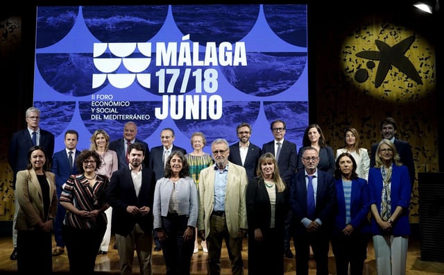 Presentación del foro, el pasado mayo en Madrid. De izquierda a derecha en la segunda fila: Martí Saballs (Prensa Ibérica), Jorge García (Endesa), Ainhoa Moll (directora editorial de Prensa Ibérica), Sergi Loughney (Fundación La Caixa), Javier Moll y Arantza Sarasola (presidente y vicepresidenta de Prensa Ibérica), Aitor Moll (CEO de Prensa Ibérica), Enrique Rodríguez (Moeve), Paula Zapata (Naturgy), Marta Olea (Junta de Andalucía), Sergi Guillot (director general Prensa Ibérica). En primera fila: Eva Pinillos (Mercadona), Isabel Fuentes (CaixaForum Madrid), Nacho Corredor (BeBartlet), Marisa Goñi (‘Diario de Mallorca’), Miquel Barceló (Fractology Consulting), Catalina Barceló (Govern de Baleares), Josep Antoni Escandell (Fundación Pachá), Mar Conesa (Gobierno de Murcia) y Carme Poveda (Cambra de Comerç de Barcelona).  | |