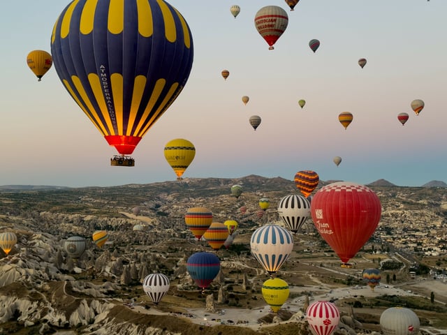 Eine Fahrt im Heißluftballon ist unter Touristen in der türkischen Region Kappadokien sehr beliebt. (Archivbild)