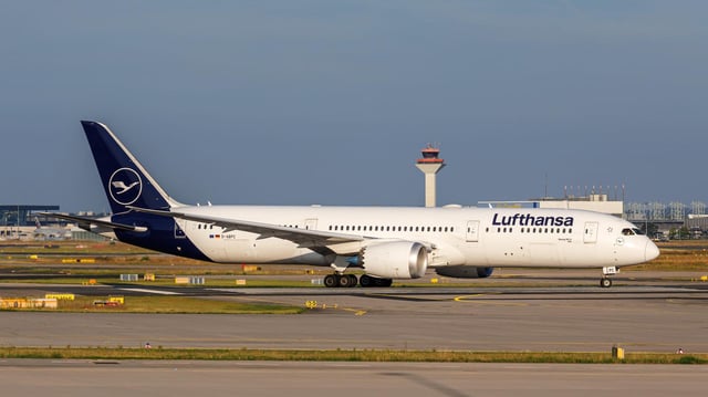 Lufthansa Boeing 787-9 auf dem Rollfeld in Frankfurt