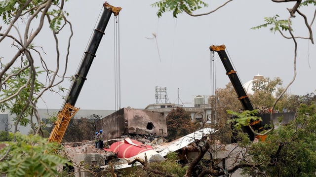 Mitglieder der indischen Armee bereiten sich darauf vor, das Wrack der Air India-Maschine zu bergen,