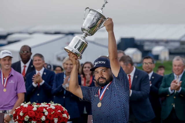 J.J. Spaun, con la copa de ganador del US Open.