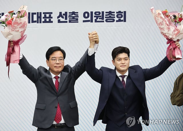 Song Eon-seog (L), a lawmaker of the opposition People Power Party, celebrates with Kim Yong-tae, leader of the party's emergency leadership committee, after being elected its new floor leader during a general meeting of its lawmakers at the National Assembly in Seoul on June 16, 2025. (Yonhap)