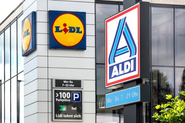 Lidl und Aldi Markt direkt nebeneinander, Essen, 22.07.2024.