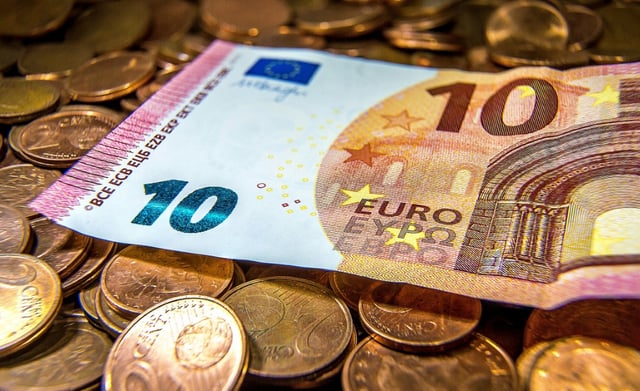 Wirtschaftsverbände verschiedener Branchen haben vor einer zu starken Erhöhung des Mindestlohns gewarnt. Die Mindestlohnkommission soll bis Ende Juni entscheiden.