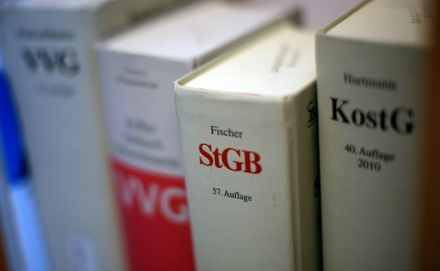 Wegen Verunglimpfung des Bundespräsidenten ist ein 65-Jähriger in Thüringen zu einer Geldstrafe verurteilt worden. Das Landgericht Gera verhängte gegen den Angeklagten eine Strafe von insgesamt 1800 Euro.