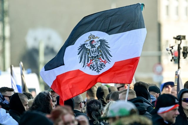 Ermittler haben das Haus eines mutmaßlichen Unterstützers der mit Umsturzplänen befassten Kaiserreichsgruppe in Mecklenburg-Vorpommern durchsucht. Die Razzia bei dem Mann aus den Reichsbürgermilieu fand laut Behörden im Landkreis Rostock statt.