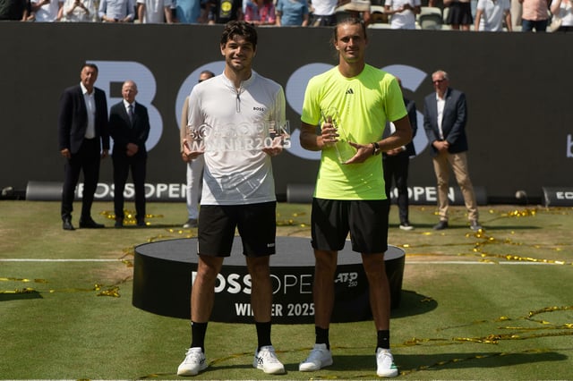 Alexander Zverev (r.) neben Sieger Taylor Fritz nach der Niederlage im Finale von Stuttgart.