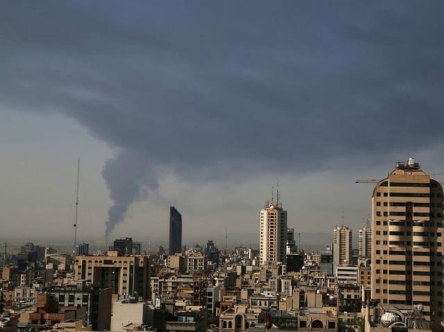 Iran, Teheran: Aus einer Öleinrichtung im Süden Teherans, Iran, steigt enormer Rauch auf, nachdem sie am Samstag offenbar von einem israelischen Angriff getroffen wurde.