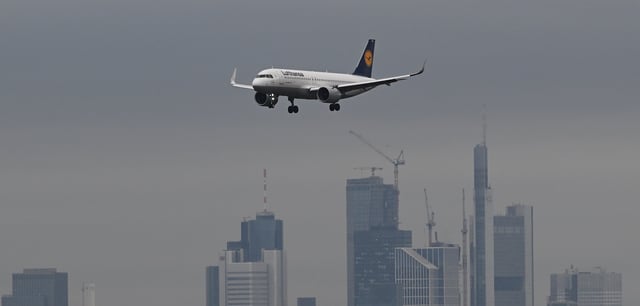Ein Passagierflugzeug der Lufthansa vor der Frankfurter Skyline