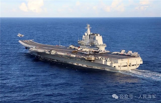 In early June, the Navy's aircraft carrier formation conducted training in the Western Pacific. The picture shows the Shandong aircraft carrier launching carrier-based fighter jets.