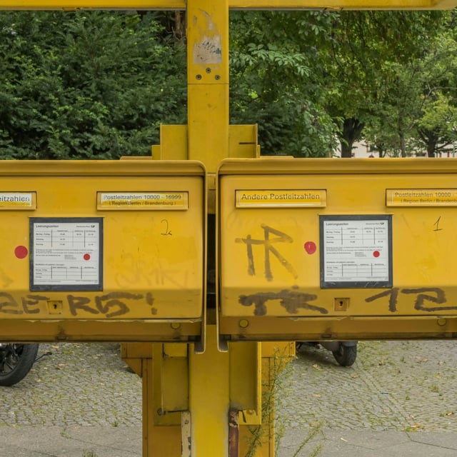 Briefkästen stehen in Berlin.