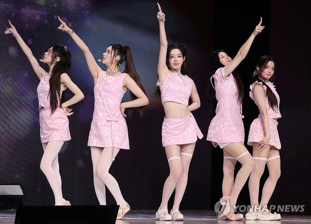K-pop girl group ILLIT performs the lead track from its third EP, "bomb," during a media showcase in Seoul on June 16, 2025. (PHOTO NOT FOR SALE) (Yonhap)