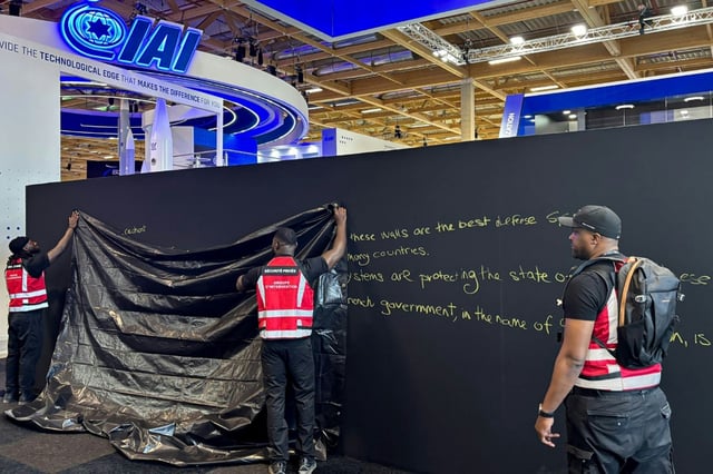 Vor dem Hintergrund des israelisch-iranischen Konfliktes bleibt fünf israelischen Ausstellern auf der weltgrößten Luft- und Raumfahrtmesse in Le Bourget der Kontakt zum Publikum verwehrt.