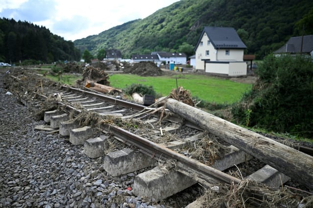 Die 2021 durch die Flutkatastrophe stark beschädigte Zugstrecke von Köln bis Gerolstein in der Eifel ist nun wieder durchgängig befahrbar. Der Chef der Deutschen Bahn, Richard Lutz, sprach am Donnerstag von einem "wichtigen Meilenstein".
