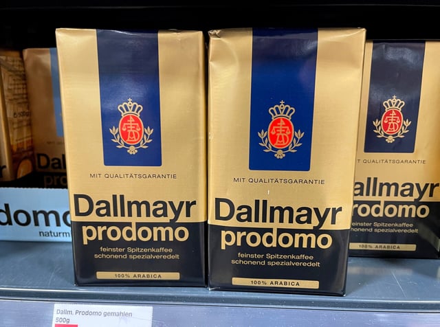 Bayern, Deutschland 23. Juni 2023: Hier Bilder in einem Supermarkt, Discounter, Handyfoto, im Bild Dallmayr prodomo Kaffee, 100% Arabica