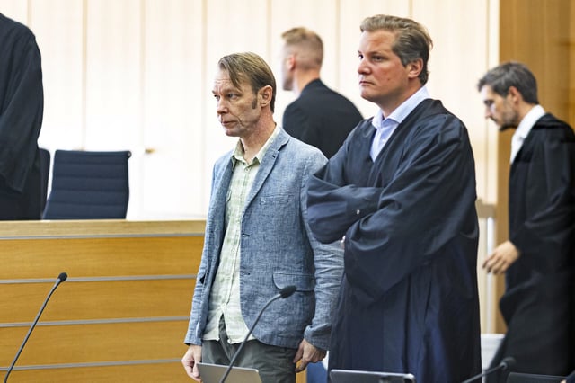 Der Angeklagte Christian B. (l) steht im Gerichtssaal im Landgericht Braunschweig neben seinem Anwalt Friedrich Fülscher.