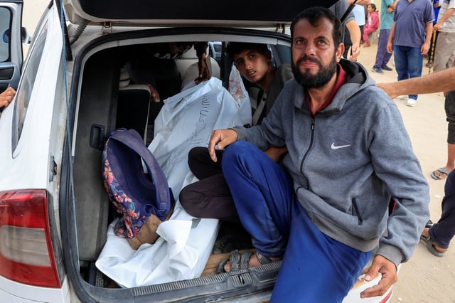Mourners react next to a body, on the day of the funeral of Palestinians killed in what the Gaza health ministry says was Israeli fire near a distribution center in Rafah, at Nasser Hospital in Khan Younis, in the southern Gaza Strip, June 16, 2025. REUTERS/Hatem Khaled