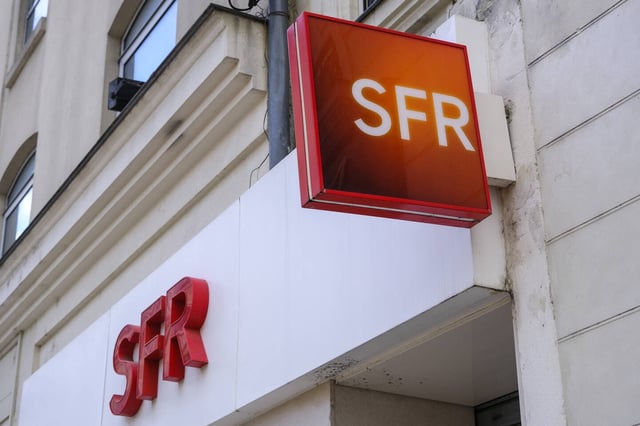 Enseigne de l'opérateur téléphonique SFR à Angers, en septembre 2022.