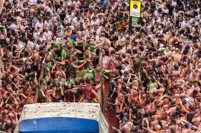 Buñol se convierte en un mar rojo en la Tomatina