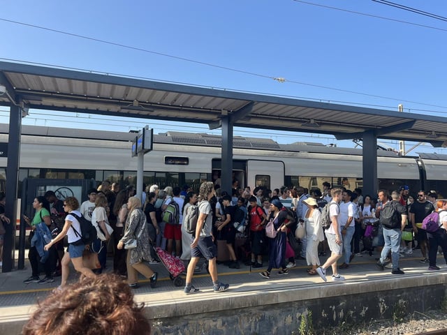 La estación de Cunit (Baix Penedès), con los endenes desbordados, este lunes por la mañana.