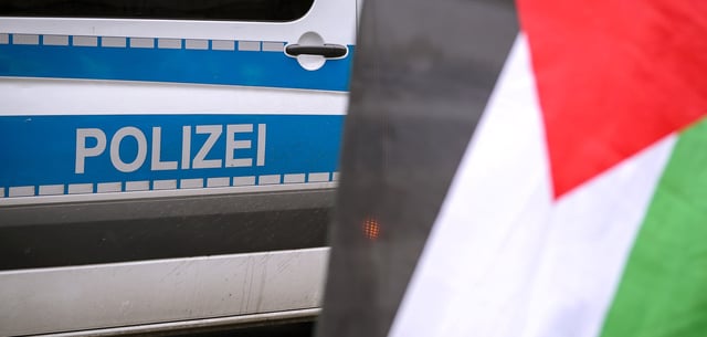 In Berlin kam es wegen einer palästinensischen Fahne zu einem Polizeieinsatz