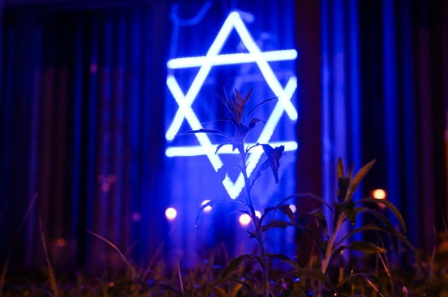 Nach einem versuchten Brandanschlag auf eine Synagoge in Oldenburg ist der psychische kranke Täter dauerhaft in eine Psychiatrie eingewiesen worden. Das entschied das Landgericht in der niedersächsischen Stadt.