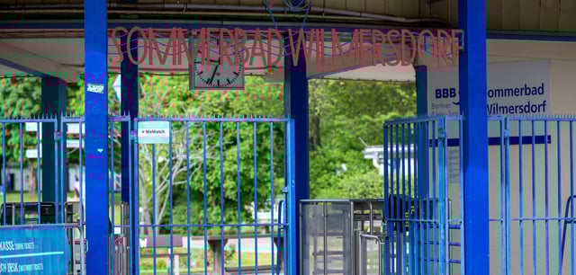Der Eingang des Sommerbads in Berlin-Wilmersdorf
