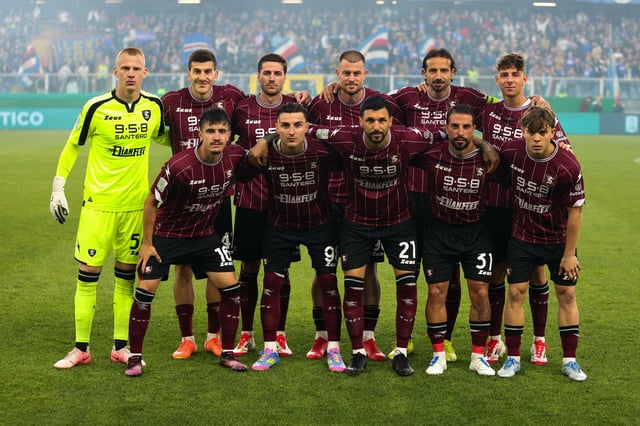 Die Spieler von US Salernitana beim Relegations-Hinspiel.