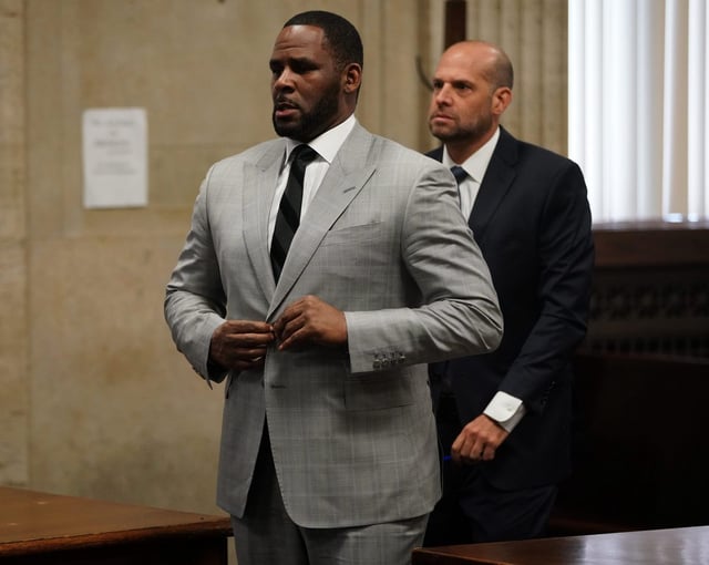 R. Kelly appears before Judge Lawrence Flood at Leighton Criminal Court Building in Chicago on June 6, 2019. (E. Jason Wambsgans/Chicago Tribune/Pool)