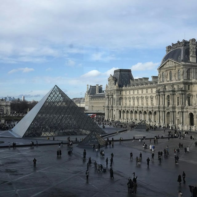 Der Innenhof des Louvre-Museums.