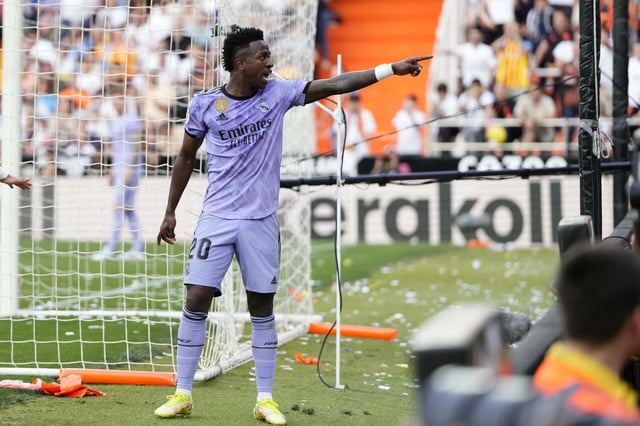 Vinicius Jr zeigt auf einen Fan, der ihn rassistisch beleidigt haben soll.